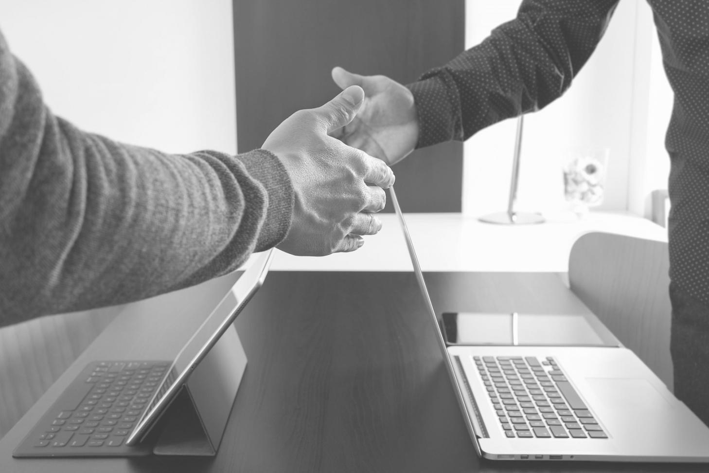 Equipo discutiendo estrategias financieras en sesión grupal
